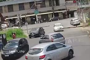 Так-то не трамвай, конечно, но не объехал