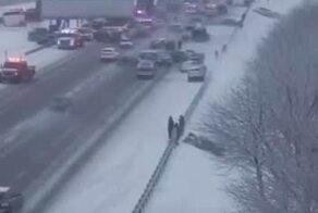 В США после снегопада ледовое побоище из полсотни машин