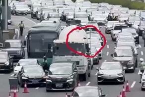 Дорожный контроль в Китае пытается словить двухколёсного нарушителя, но тот сдаваться не спешит