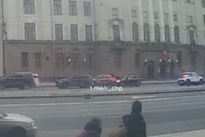 Вчера днем на Краснопрудной улице в центре Москвы летевшие по трамвайным путям полицейские сбили курьера на электровелосипеде