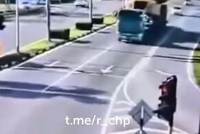 Товарищи перевозчики, крепите груз как положено, а то получится как с Мелинтангом Мамувасом и Тан Гаваном