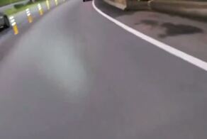 Желание так проходить повороты на серпантинах мгновенно пропадает, когда в одном из крутых поворотов оказывается слой щебня, оставленный компетентным водителем большегруза, который перевозил открытый груз