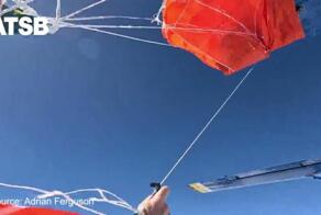 Достойные кадры из австралийского Квинсленда, где утром 20 сентября группа из 16 парашютистов проводила тренировку по созданию фигур (формаций) в небе