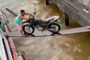 Киданул товарища, а тот не смог удержать мотоцикл