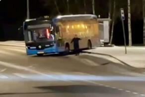 Электробус покатился по своим делам, но водитель как истинный профи все это время был рядом с ним