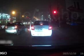 В Краснодаре водитель лёгким движением руки отправил курьера в больницу