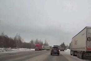 В промзоне Нижнекамска произошло жёсткое столкновение двух фур