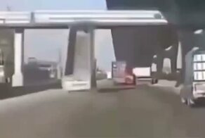 В Тайланде грузовик демонтировал пешеходный мост