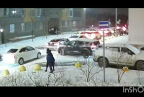 Водительницу Рено Сценик взбесило, что ее никто не пропускает по помехе справа на дворовой территории и она пошла на таран Фольксваген Поло