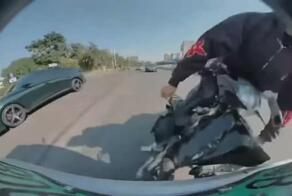 В Китае челик на мопеде поссорился с водителем автомобиля и хотел пнуть тачку в дверь с ноги