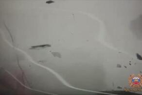 Ни черта же не видно, надо поддать газу!