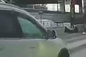 В Новосибирске группа пешеходов шагнула прямо под фуру