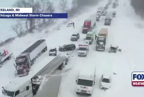 Кадры, снятые с дрона, запечатлели масштабную аварию с участием более 100 автомобилей в Мичигане