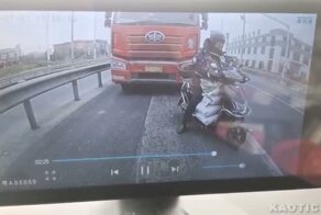 Водитель фуры немного подзабыл, что перед ним остановился мот