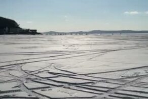 Недавно спрашивали в камментах — а автомобили рыбаков кто-то достает или они так и лежат на дне моря?