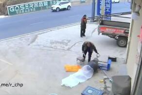 Чем вообще заняты эти деловитые мужчины?