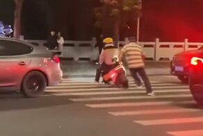 Он как будто не хотел его догонять