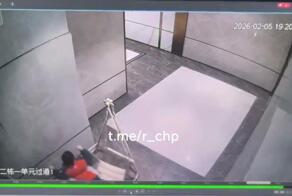 Да ладно, пусть поиграет, что плохого может произойти в абсолютно пустом помещении