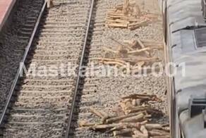 В Индии на железной дороге полено отлетело точно в женщину