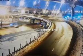 Накануне поздно вечером на 77-м километре МКАД (в районе пересечения с М-11) с эстакады нырнул Mercedes-Benz