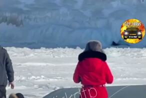Момент ухода под лёд буханки с китайскими туристами