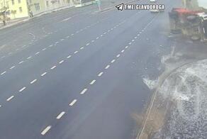 Водитель мусоровоза пытался уйти от столкновения и положил машину на бок