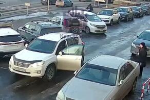 В Красноярске 13-летняя школьница поскользнулась и попала под машину — её протащило на несколько метров