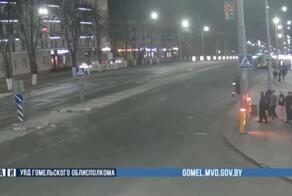 В Гомеле пара зумеров на одном самокате решили пересечь дорогу на красный свет