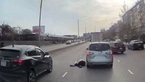 Появление пешехода в таком месте стало для водителя неожиданностью