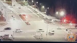 Вчера вечером в Саянске 41-летняя женщина за рулем Mitsubishi Dion тормознула скорую, у которой, по данным ГАИ, работали и люстра, и сирена
