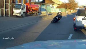 Вчера вечером в Улан-Удэ байкер влетел в колесо автомобиля, а мотоцикл попал под следующую машину