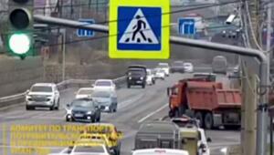 При повороте кран манипулятора как с цепи сорвался