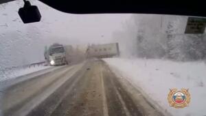 Сегодняшний замес из четырех фур в Иркутской области

Авария произошла на 1581 километре федеральной трассы "Сибирь"