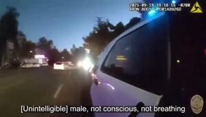 Полиция Лос-Анджелеса показала кадры со срочного вызова, когда по пути к месту происшествия служебная машина насмерть сбила катившего посреди дороги скейтбордиста