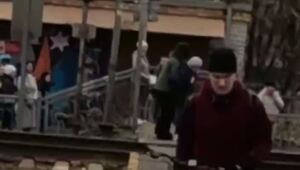 Бабулю девушка вытащила почти из-под колес