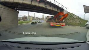 Выверенный ведь маневр был, но за спиной почему-то оказался негабарит

Сегодня днем под железнодорожным мостом в Орле застрял трал с экскаватором