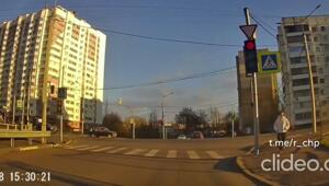 Улица Раздольная, а особо не разгуляешься

Три ракурса сегодняшней аварии в Орле, где сильно повезло пешеходам