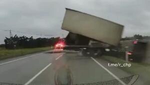 Немного божественного (за кадром и в кадре)

Днем 6 ноября на трассе Таллин - Нарва, по данным эстонской полиции, 56-летний шофер грузовика Scania не справился с управлением на мокрой дороге и оказался на встречной полосе