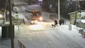 Чтобы не бить впереди стоящую машину, водитель автобуса принял решение вырулить в столб