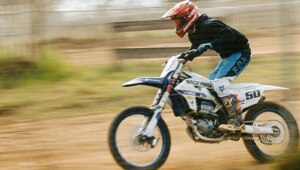 Мотоциклы — адреналин на всю жизнь 

Это когда шлем и рёв мотора привлекает людей больше чем деньги, харизма и сексуальность 

Для всего этого не надо входить в мотоклуб и ждать лета, достаточно по 3 минуты в день читать канал «АрхМото»

Здесь научат кататься на уровне участников Эндуро и покажут бесплатные локации с интересным ландшафтом