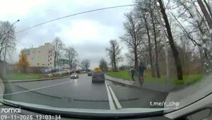 Вчера днем на улице Коммуны в Петербурге моноколесник, как пишет автор, «упал на наш автомобиль», после чего укатил, не оставив контактов