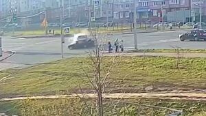 В Орле 86-летний водитель автомобиля «ВАЗ 2106» при повороте налево на разрешающий сигнал светофора не уступил дорогу автомобилю «Toyota Land Cruiser» и столкнулся с ним