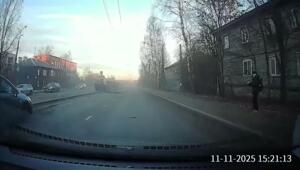 Что-то сломалось: то ли в машине, то ли у водителя…

Вчера днем на улице Чапаева в Петрозаводске 46-летний шофер микроавтобуса Mercedes, как сообщает нам сводка, не справился с управлением и допустил столкновение с автомобилем Ford