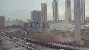 Во время сноса комплекса Снежком в подмосковном Красногорске откололся огромный кусок конструкции и разбился о землю