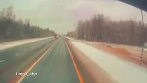 "Найден более быстрый маршрут"

Вчера днем на трассе М-10 под Великим Новгородом водитель Sitrak, как говорится в сводке, "совершил выезд на встречную полосу и столкновение с грузовым автомобилем MAN с полуприцепом"