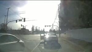 В Канаде после дорожной стычки парень полез в драку, но получил по лицу и ретировался