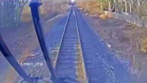 Нормально же стояли, а тут этот по рельсам приперся!