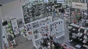 Хозяйка, которая разочаровала своего пса

План у 20-летней американки был выверенный простой: умыкнуть пистолет в оружейном салоне в Мариетте (штат Джорджия), а потом уже с ним пойти на серьезное дело