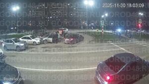 Водитель Рено Меган в Липецке сбил двух человек и вылетел на встречку