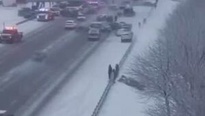 В США после снегопада ледовое побоище из полсотни машин